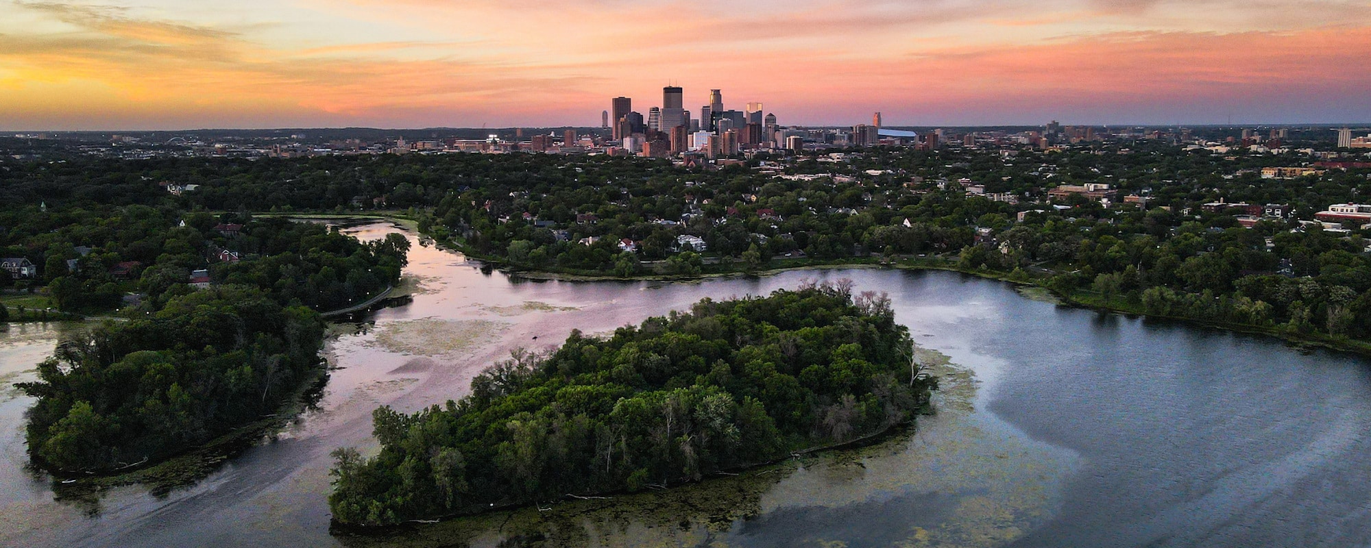 LakeOfTheIsles_SummerSkyline_80877_CREDIT_BrianT.Johnson_@brian.t-1.imagery_CourtesyOfMeetMinneapolis 2000x800