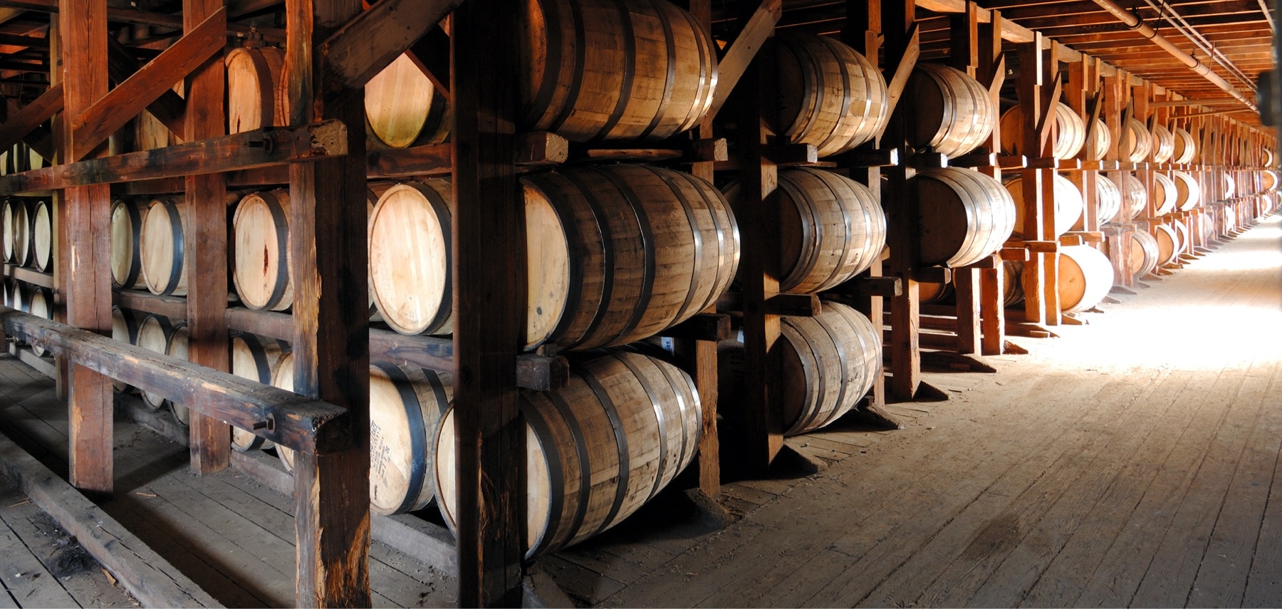 Kentucky-Bourbon-Trail-distillery-warehouse-corner-H