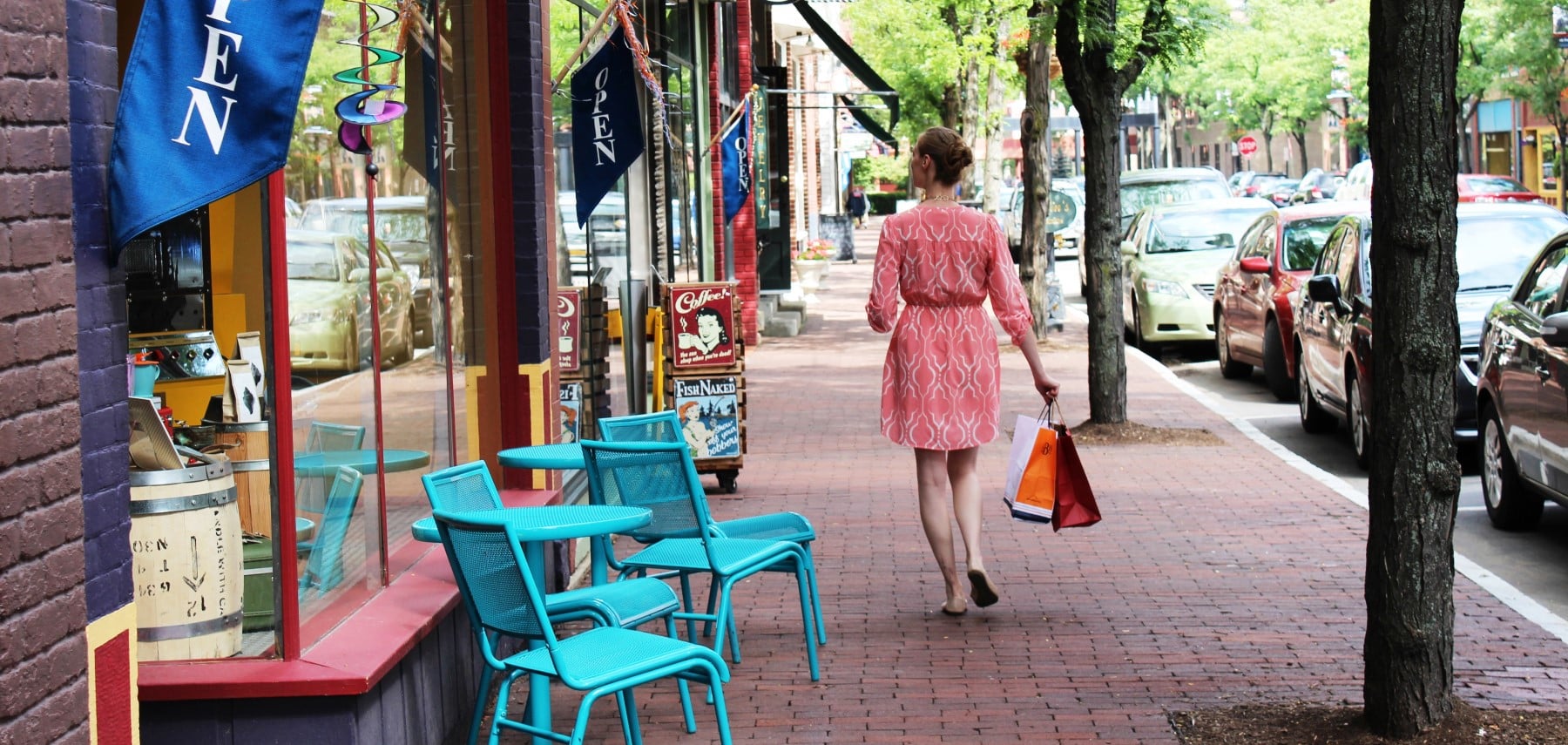 New-York-Corning-Girl Shopping on Street Gaffer District