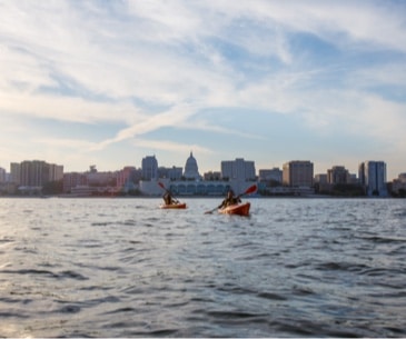 Image : Kayak sur le lac Monona