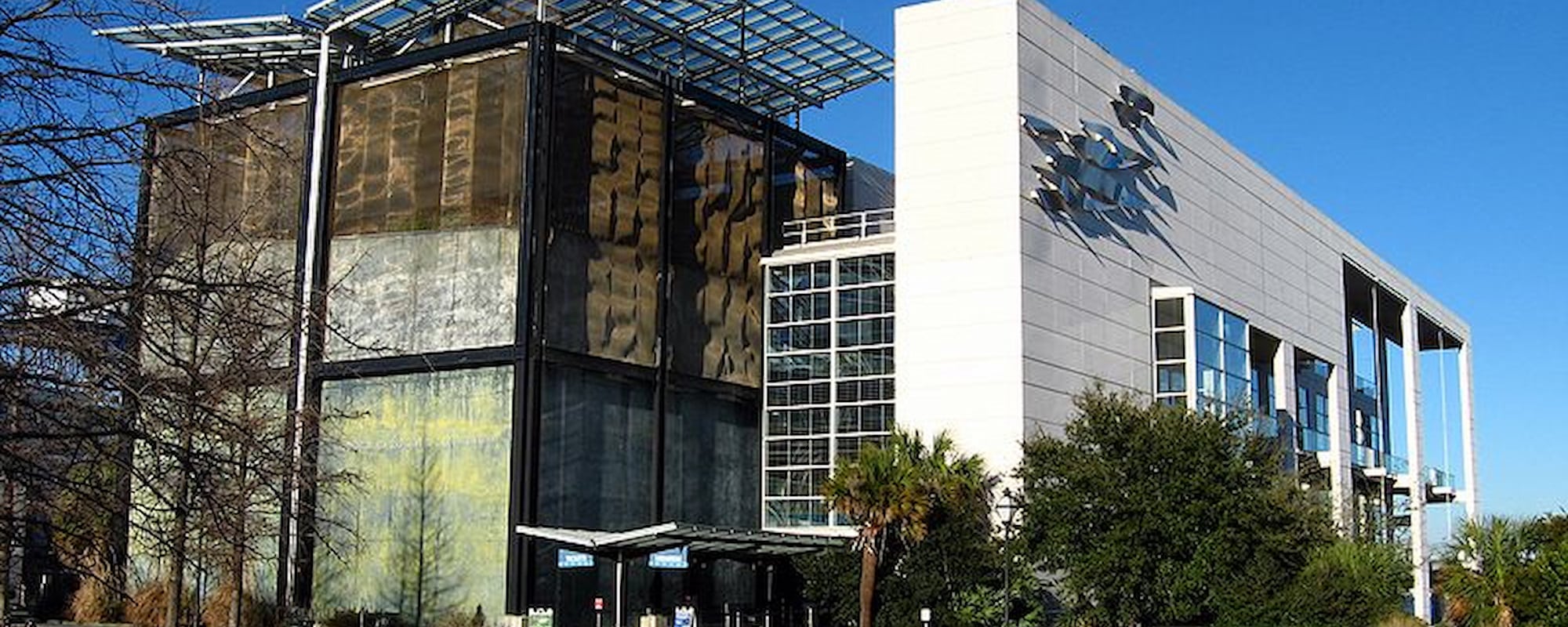800px-SC-Aquarium-front-2000x800