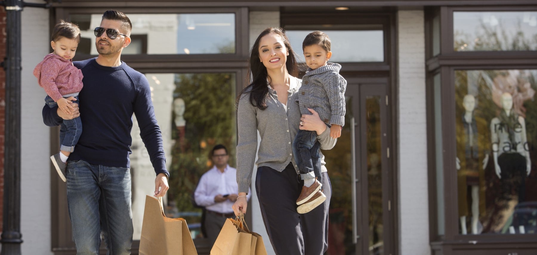 Georgetown Shopping Family_Courtesy Washington.org
