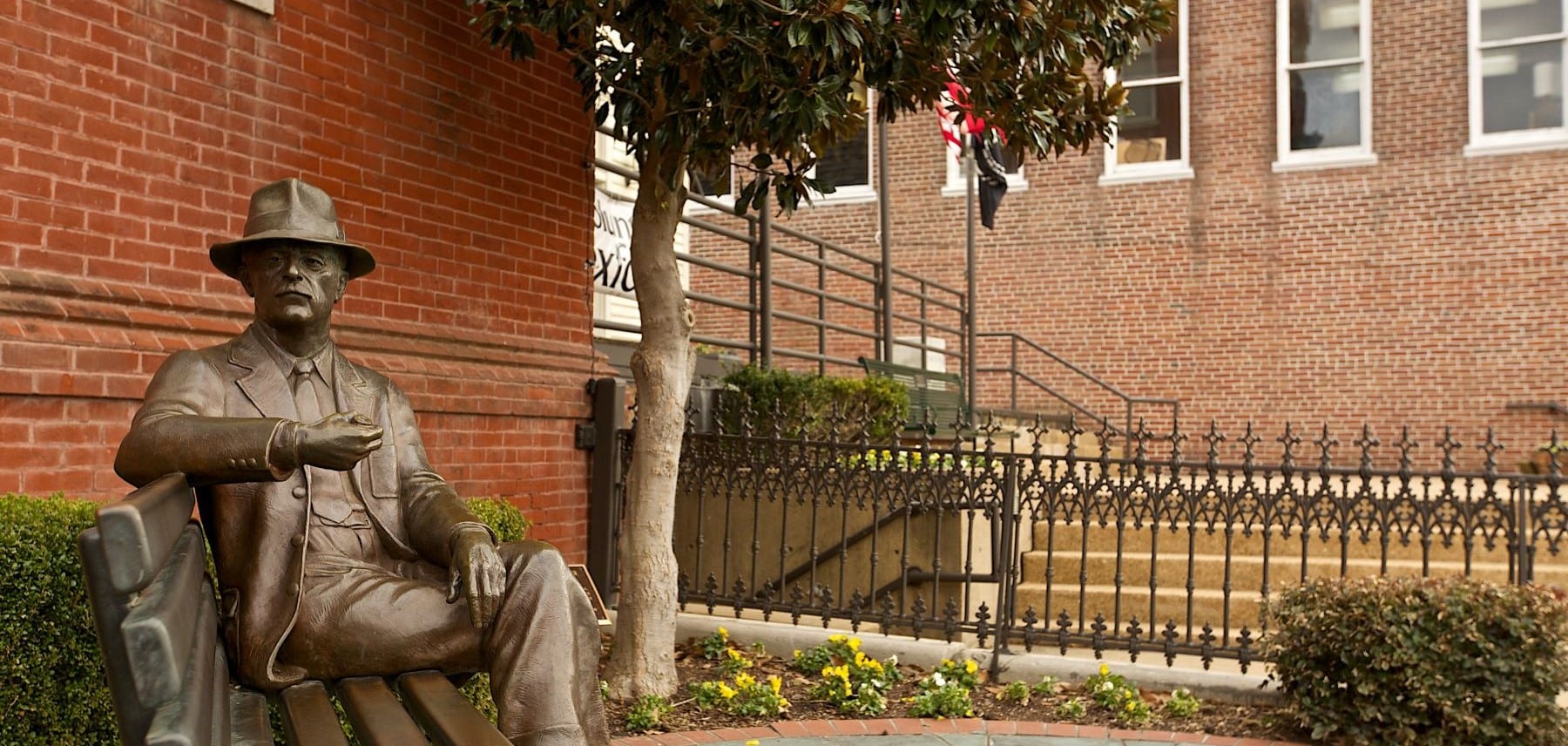 Mississippi-Oxford-Faulkner-Statue-Oxford-Square 1800
