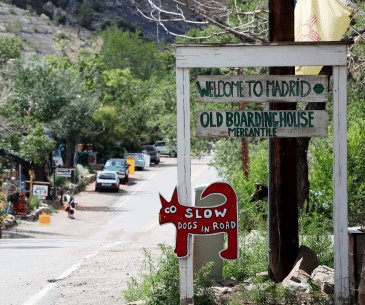 Image : Madrid, un village hippie au Nouveau-Mexique
