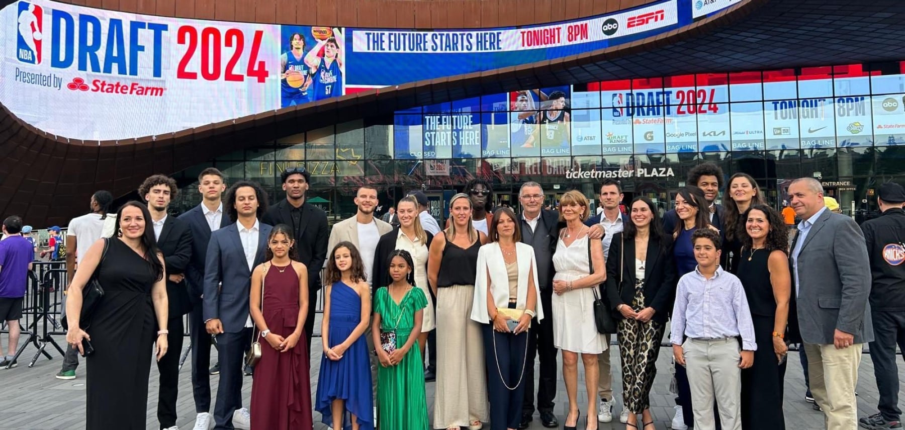 Mad Tours Family picture Draft NBA 2024 1800