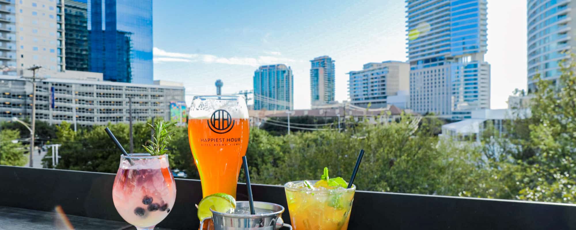 2000x800drinksonpatio_downtowndallas_harwooddistrict_happiesthour_bar-1